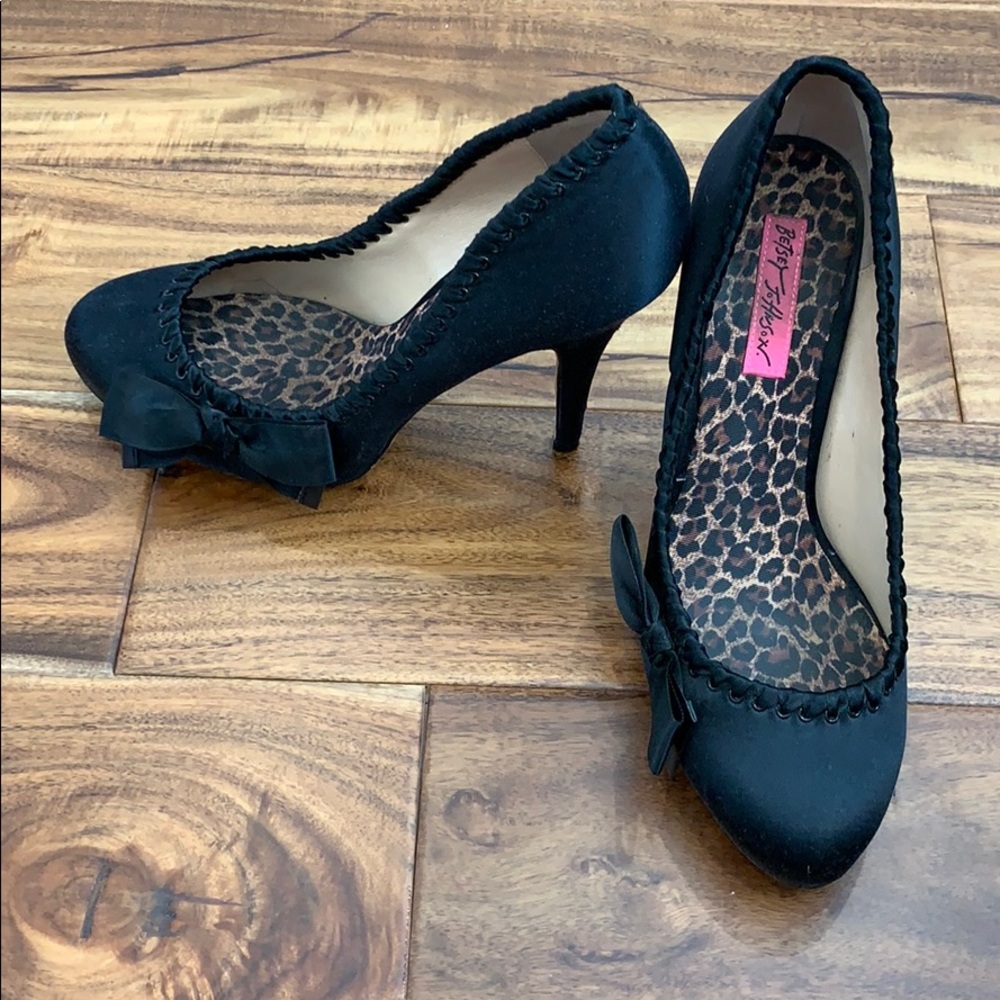 Betsy Johnson Black Satin Pumps With Bow - Sz 8